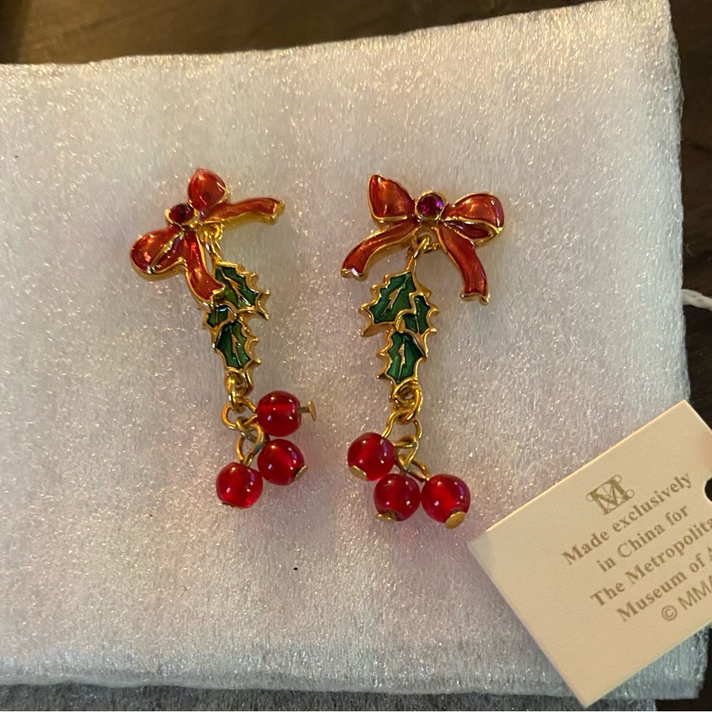 Metropolitan Museum of Art Christmas earrings NWT